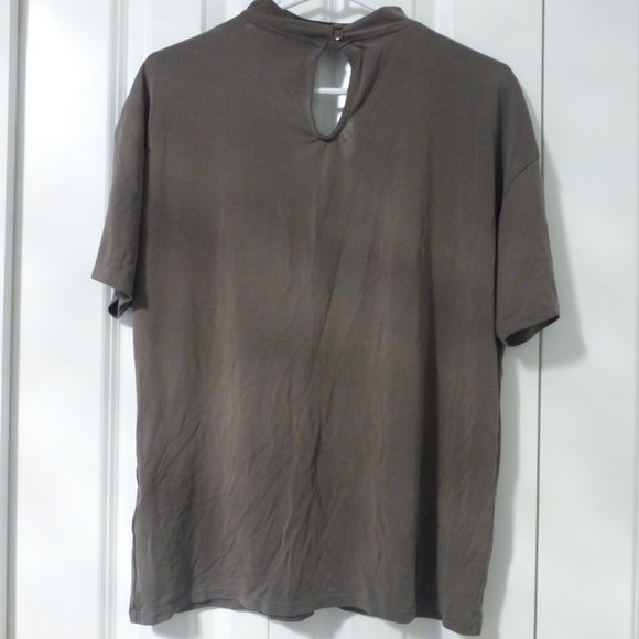 BEBE olive green oversized v-neck choker top - Picture 6 of 9